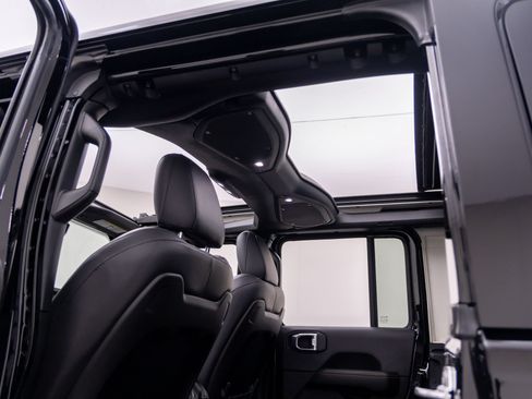 Used 2024 Jeep Wrangler Unlimited Sahara w/ Technology Group AWD/4WD image 18