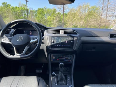 Certified 2023 Volkswagen Tiguan SE w/ Panoramic Sunroof Package image 25