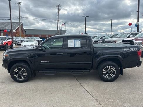 Used 2019 Toyota Tacoma TRD Sport image 4