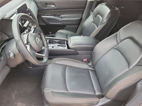 Used 2025 Nissan Pathfinder SL image 9