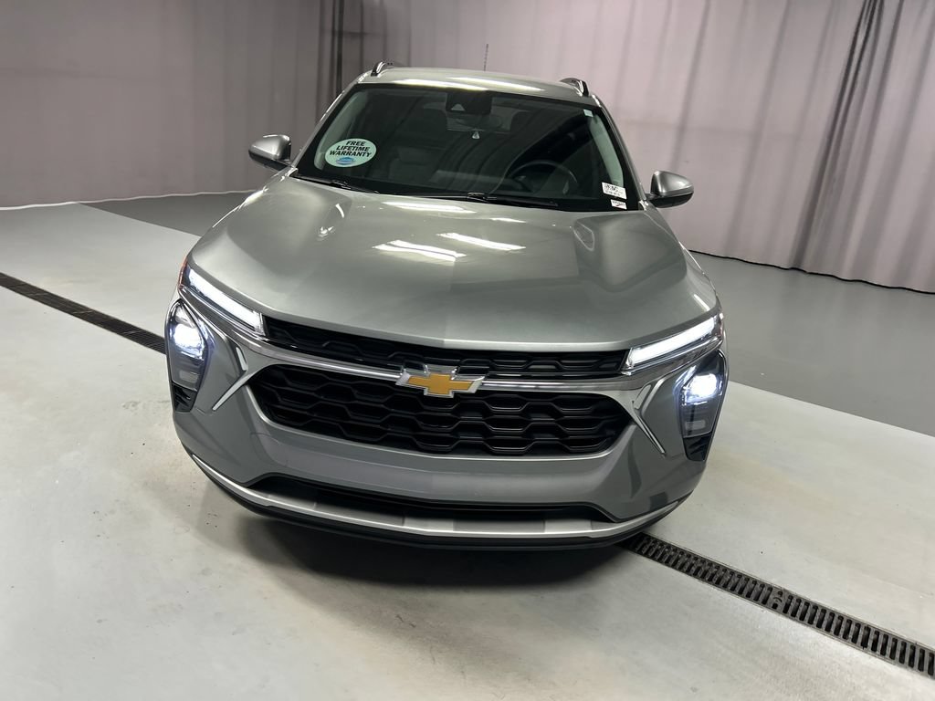 Used 2025 Chevrolet Trax LT FWD image 2