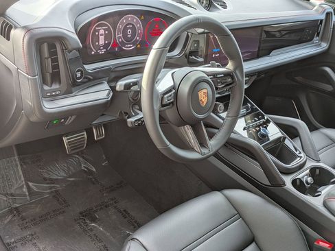 New 2026 Porsche Cayenne GTS image 4