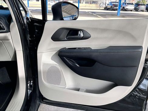 Used 2023 Chrysler Pacifica Touring-L image 22