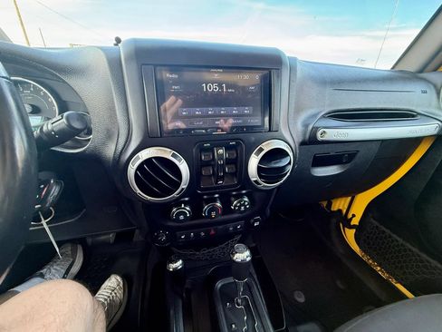 Used 2015 Jeep Wrangler Unlimited Sahara w/ Connectivity Group AWD/4WD image 12