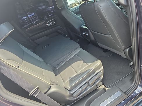 Used 2023 GMC Yukon SLT AWD/4WD image 11