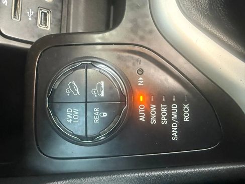Used 2014 Jeep Cherokee Trailhawk w/ Comfort/Convenience Group AWD/4WD image 24