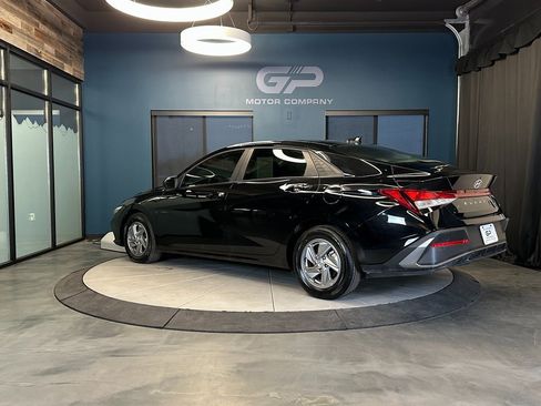 Used 2025 Hyundai Elantra SE image 5
