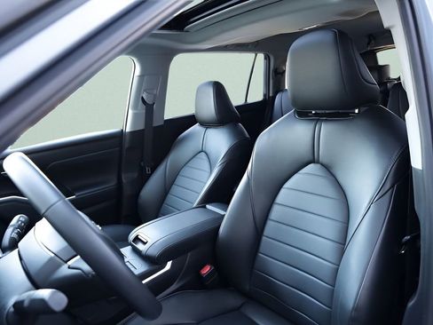 Used 2023 Toyota Highlander XLE image 19