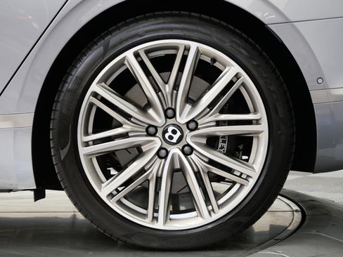 Used 2022 Bentley Flying Spur Plug-In Hybrid image 12