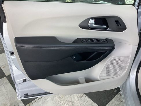 Used 2024 Chrysler Pacifica Select image 22