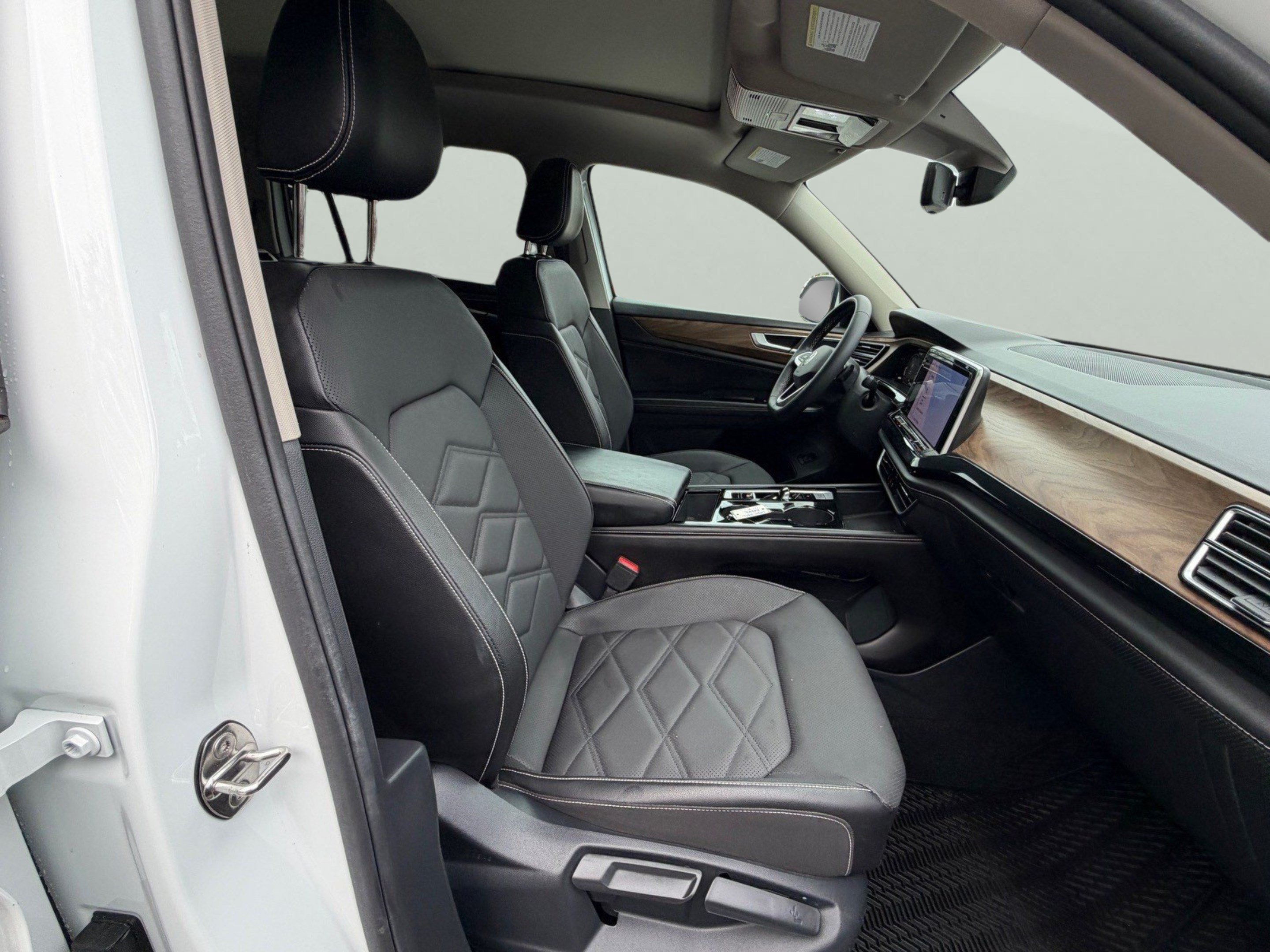 Used 2024 Volkswagen Atlas SE FWD image 17
