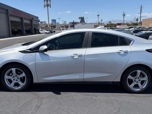 Used 2017 Chevrolet Volt LT FWD image 2