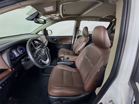 Used 2020 Toyota Sienna Limited image 6