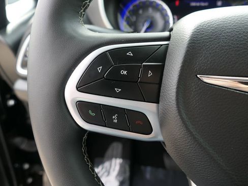 Used 2025 Chrysler Pacifica Select image 12