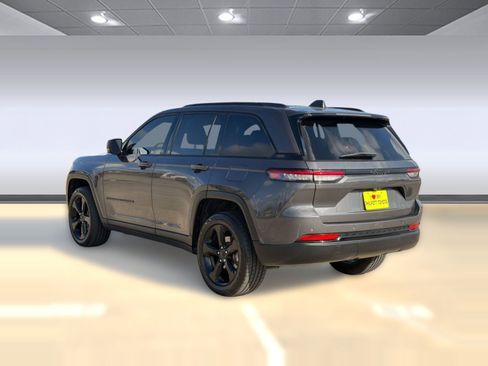 Used 2023 Jeep Grand Cherokee Altitude image 3