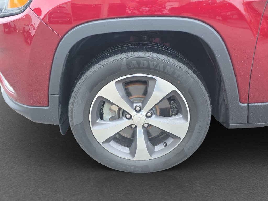 Used 2019 Jeep Cherokee Limited AWD/4WD image 4