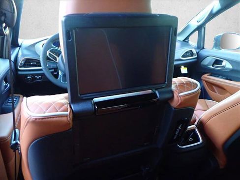 New 2026 Chrysler Pacifica Pinnacle image 11