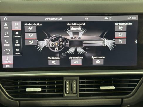 Used 2021 Porsche Cayenne Turbo S image 28