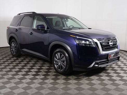 Used 2024 Nissan Pathfinder SV image 2
