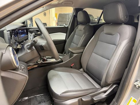 Used 2025 Chevrolet Trax LT FWD image 35