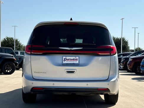Used 2023 Chrysler Pacifica Touring-L FWD image 7