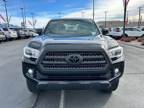Used 2017 Toyota Tacoma TRD Off-Road w/ Premium & Technology Package image 8