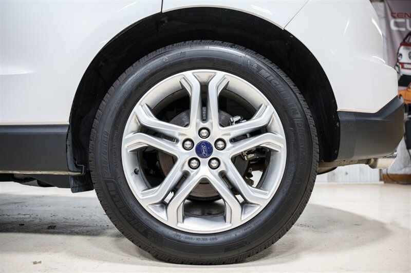 Used 2018 Ford Edge Titanium w/ Technology Package AWD/4WD image 11
