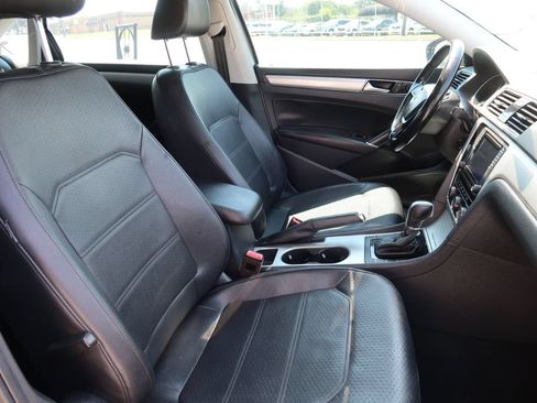 Used 2019 Volkswagen Passat 2.0T Wolfsburg w/ Wheels & Sunroof Package FWD image 9