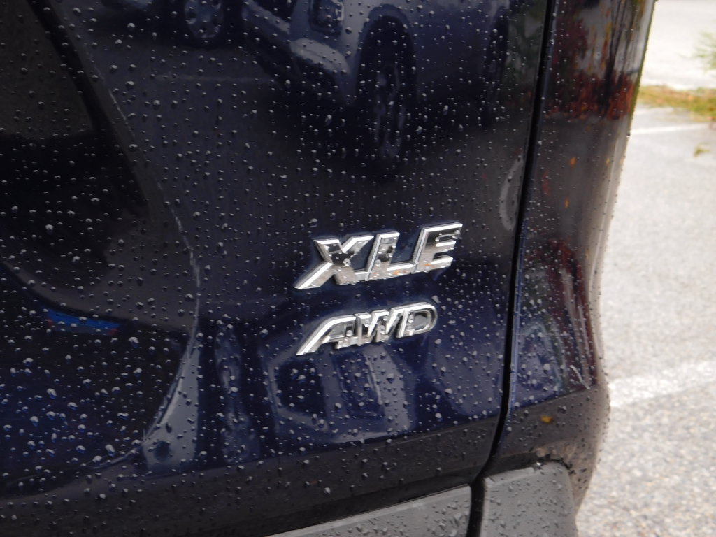 Used 2019 Toyota RAV4 XLE Premium w/ Cold Weather Package AWD/4WD image 9