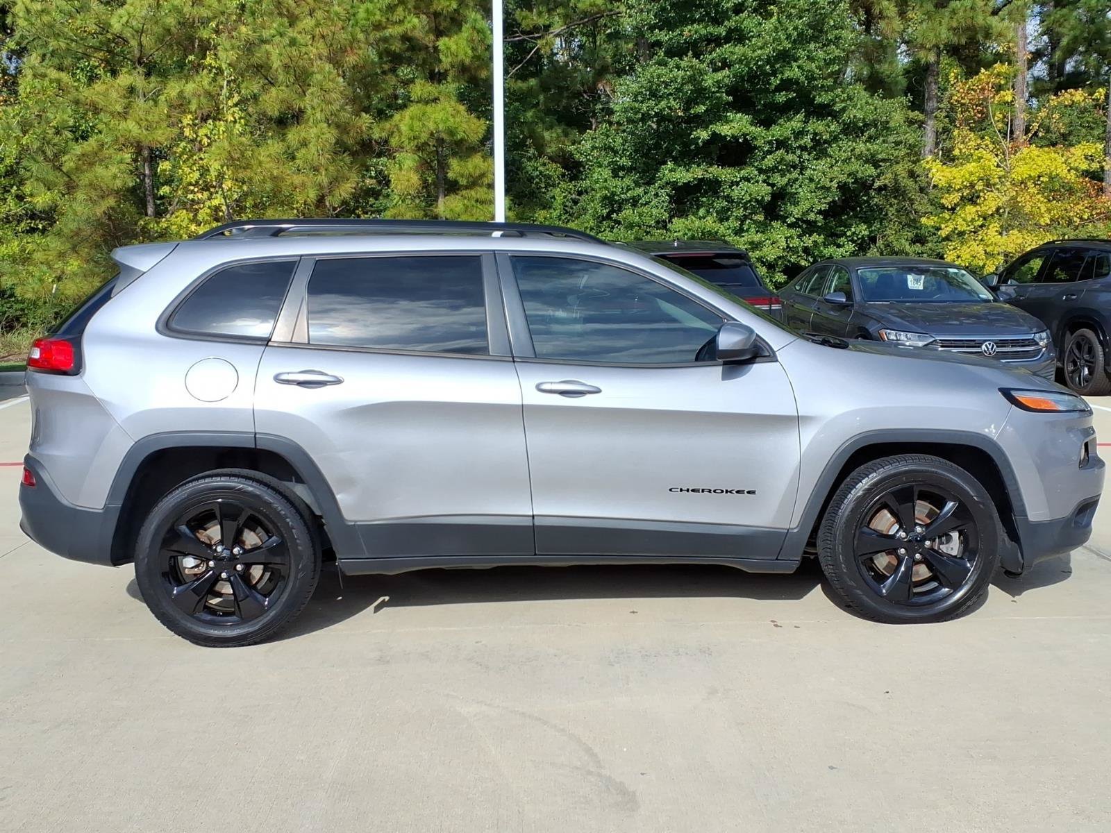 Used 2018 Jeep Cherokee Latitude w/ Altitude Package FWD image 6