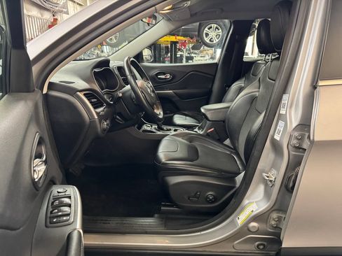 Used 2019 Jeep Cherokee Latitude Plus FWD image 15