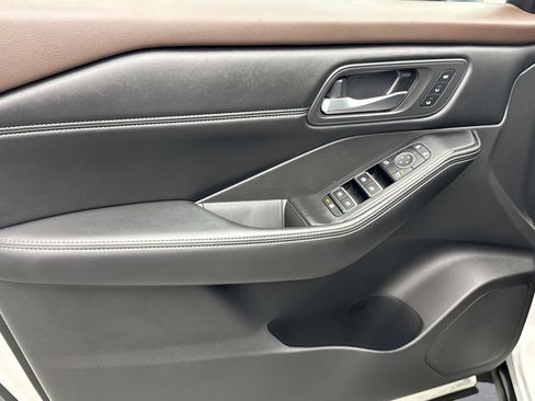 Used 2023 Nissan Rogue SL w/ SL Premium Package image 9