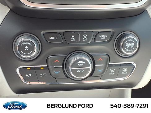 Used 2021 Jeep Cherokee Latitude Lux w/ Comfort/Convenience Group AWD/4WD image 25