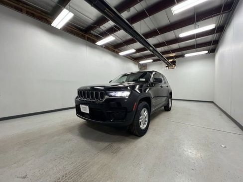 Used 2023 Jeep Grand Cherokee Laredo image 4