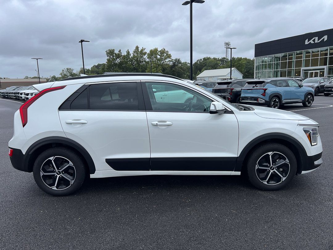 Used 2024 Kia Niro EX w/ EX Cold Weather Package FWD image 10