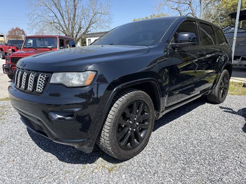 Used 2018 Jeep Grand Cherokee Altitude image 1