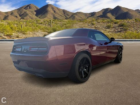 Used 2019 Dodge Challenger SXT image 4