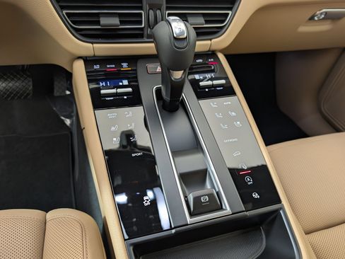 Used 2026 Porsche Macan AWD/4WD image 21