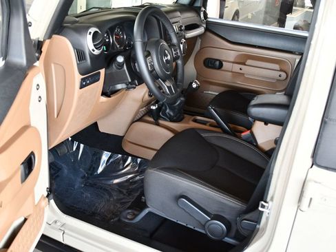 Used 2018 Jeep Wrangler Unlimited Rubicon w/ Connectivity Group AWD/4WD image 41