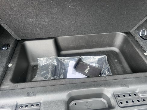 Used 2025 Jeep Wrangler Sahara image 10