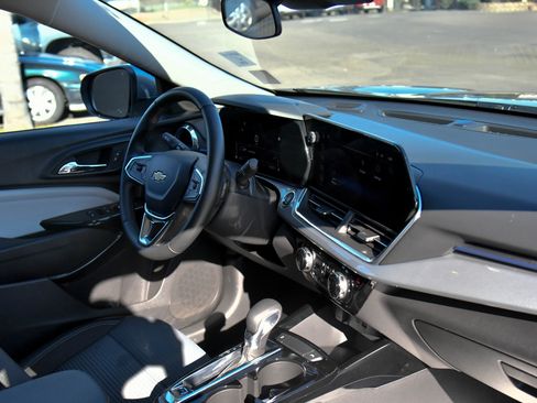 Used 2025 Chevrolet Trax LT w/ LT Convenience Package image 42