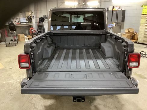 Used 2022 Jeep Gladiator Overland w/ Popular Equipment Package image 3