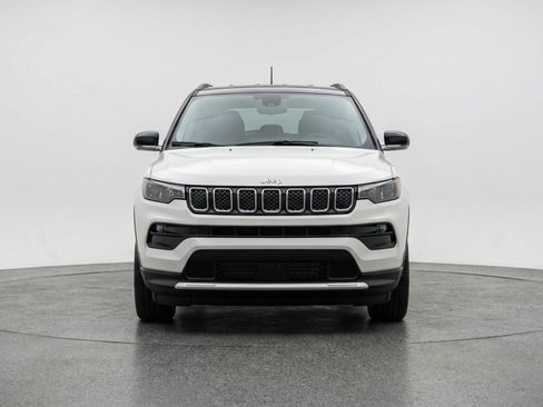 Used 2025 Jeep Compass Latitude AWD/4WD image 2