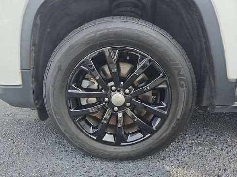 Used 2019 Jeep Cherokee Latitude Plus image 32