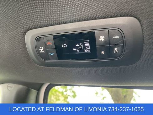 Used 2024 Chrysler Pacifica Limited FWD image 21