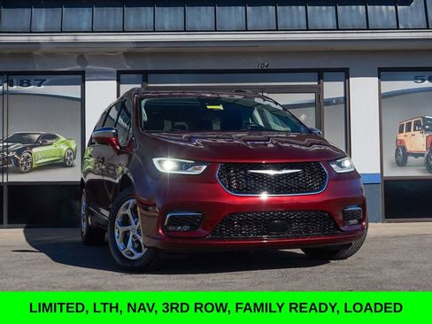Used 2021 Chrysler Pacifica Limited w/ Uconnect Theater Family Group image 1