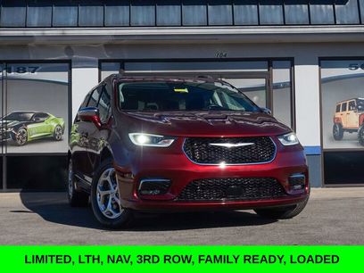 Used 2021 Chrysler Pacifica Limited w/ Uconnect Theater Family Group