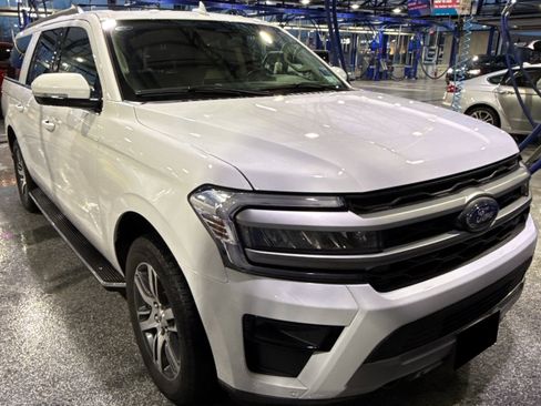 Used 2023 Ford Expedition Max XLT image 2