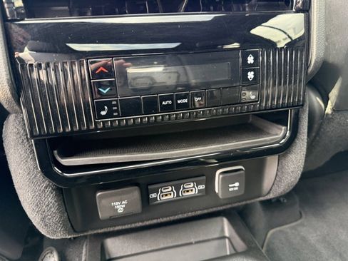 Used 2023 Jeep Wagoneer Series II w/ Convenience Group I AWD/4WD image 38