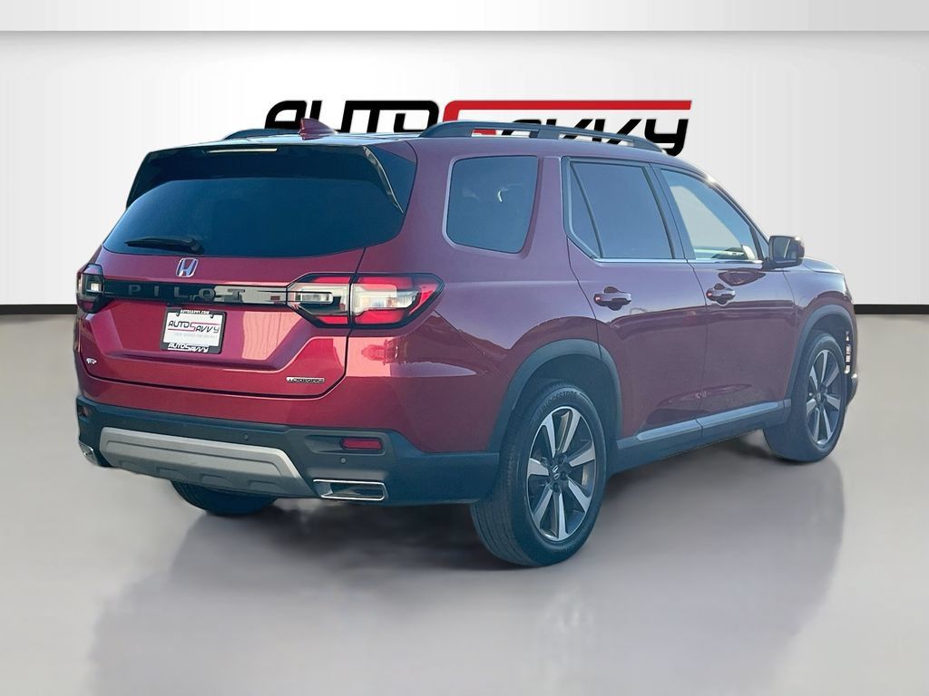 Used 2025 Honda Pilot Touring image 7